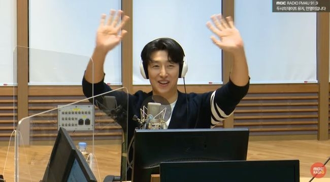 Kang Ki Young tại chương trình radio của DJ Ahn Young Mi.