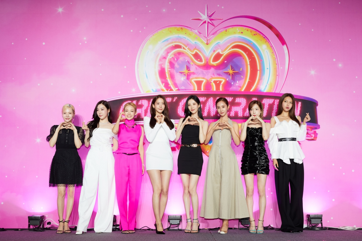 SNSD ra mắt album "Forever 1" kỷ niệm 15 năm hoạt động. 