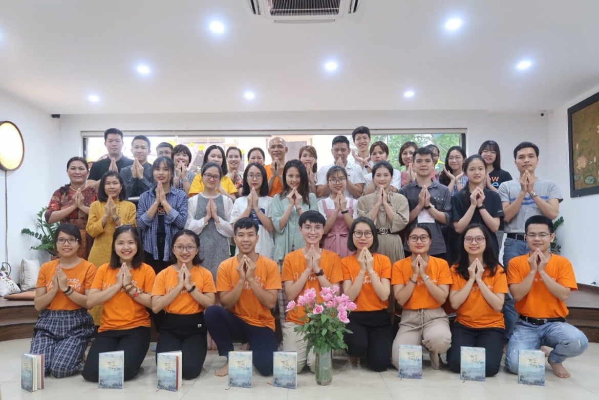 Chương trình "Reading books together" diễn ra một tháng một lần, thu hút đông đảo bạn trẻ tham gia.