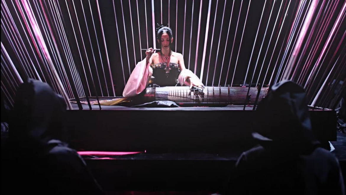 Jisoo đánh đàn hạc trong MV.