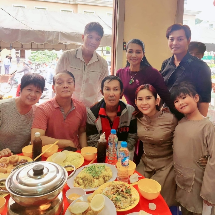 Hình ảnh mới nhất của NSƯT Vũ Linh tại đám giỗ mẹ Bình Tinh. Ông xuất hiện với gương mặt hốc hác, gầy gò khiến khán giả xót xa.