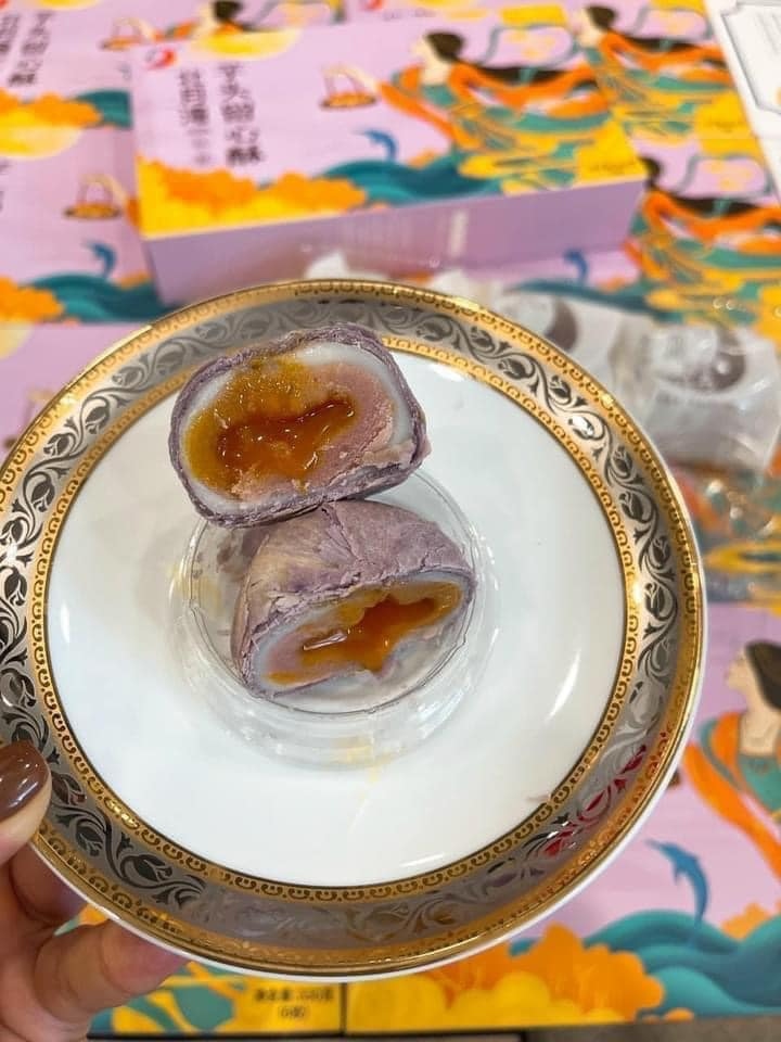 Bánh lava trứng chảy vị khoai môn (fb Bùi Lan Anh).