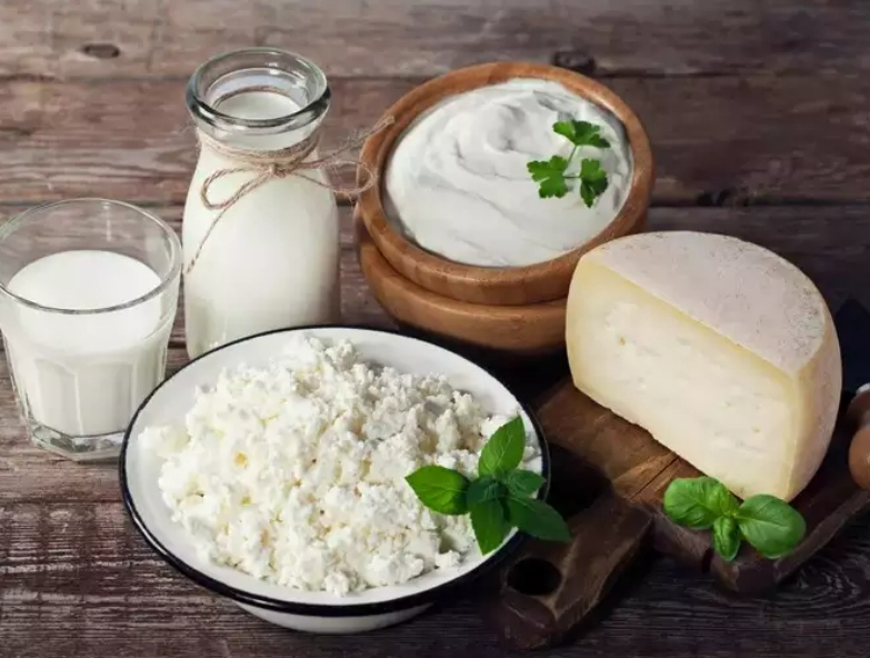 Thực phẩm từ sữa: Ngoài sữa, các thực phẩm từ sữa cũng nên được cha mẹ sử dụng vào chế độ ăn uống cho trẻ bởi mang đến tác dụng tăng chiều cao. Các loại thực phẩm từ sữa như pho mát, sữa chua, kem tươi và kem rất giàu vitamin A, B, D, E, đồng thời chứa nhiều protein, canxi. Vitamin D và canxi cần thiết cho sự phát triển chiều cao của trẻ, nhất là trong độ tuổi dậy thì.