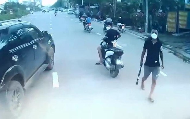 Hình ảnh các đối tượng dùng hung khí chặn đầu xe ô tô