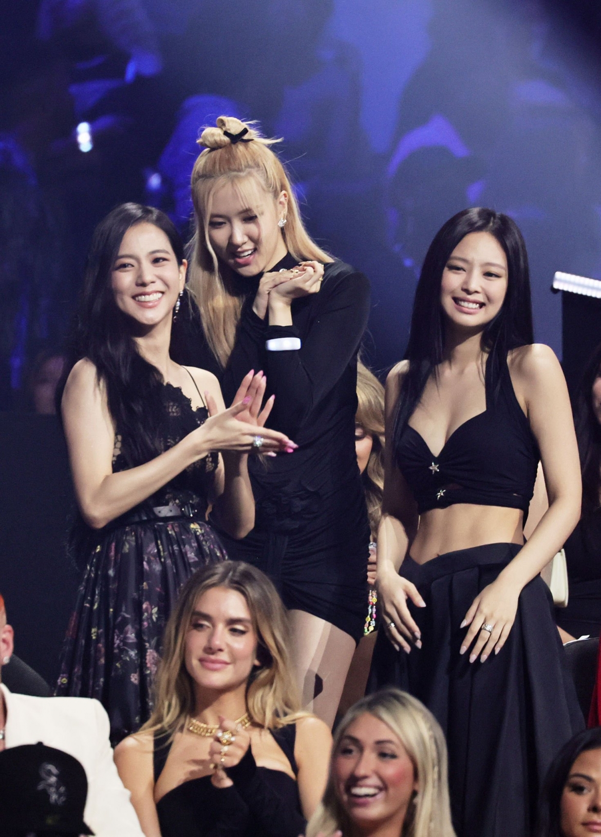 Các thành viên BLACKPINK chúc mừng Lisa. 