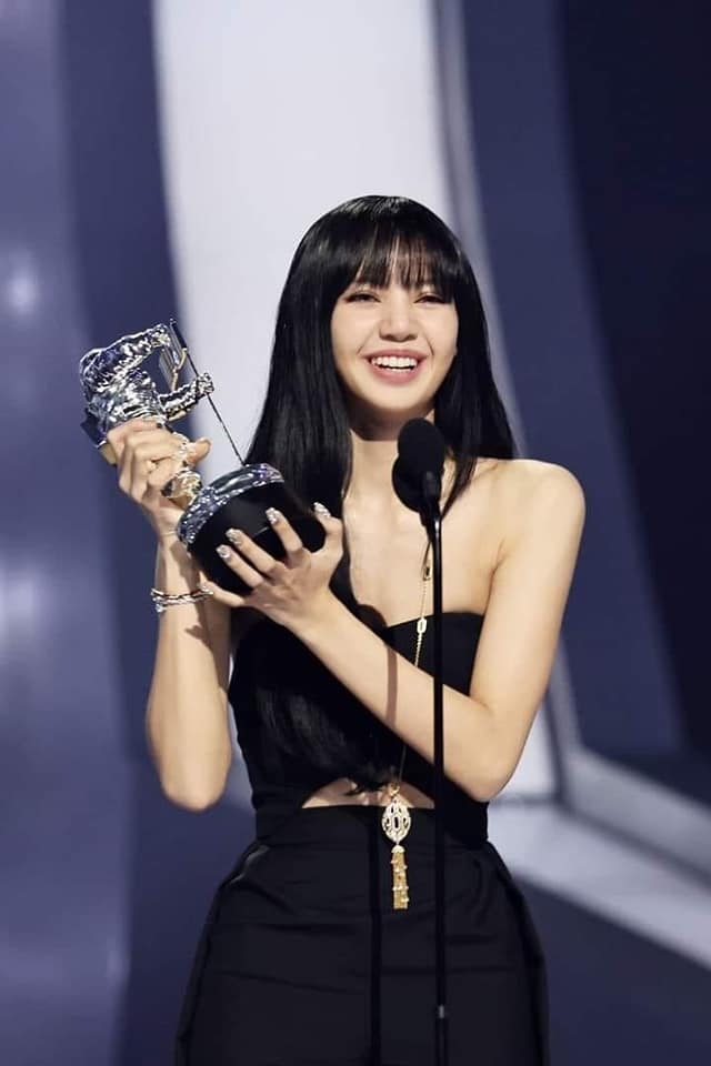 Lisa (BLACKPINK) chiến thắng tại hạng mục "K-pop xuất sắc nhất" tại VMAs 2022. 
​​​​​​