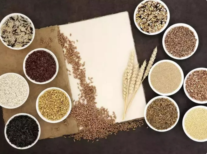 Tinh bột và ngũ cốc: Tinh bột và ngũ cốc là nguồn cung cấp năng lượng chính trong cơ thể chúng ta. Chúng cung cấp vitamin B, chất xơ, sắt, magiê và selen. Vì đây là nguồn cung cấp lượng calo cần thiết, nên rất cần thiết để bổ sung vào chế độ ăn uống hằng ngày cho trẻ, đặc biệt là trong giai đoạn dậy thì, khi trẻ trải qua giai đoạn tăng trưởng nhanh. Một số loại tinh bột và ngũ cốc nên dùng như gạo lứt, bỏng ngô, lúa mì nguyên hạt và mì ống nguyên hạt có lợi cho sự phát triển chiều cao con trẻ.