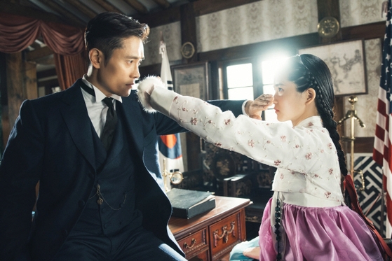 Lee Byung Hun vào vai một sĩ quan Thủy quân lục chiến Mỹ được cử đến Joseon để thực hiện một nhiệm vụ đem lòng yêu nữ quý tộc Go Ae-shin (Kim Tae Ri) trong loạt phim “Quý ngài ánh dương"(2018). 