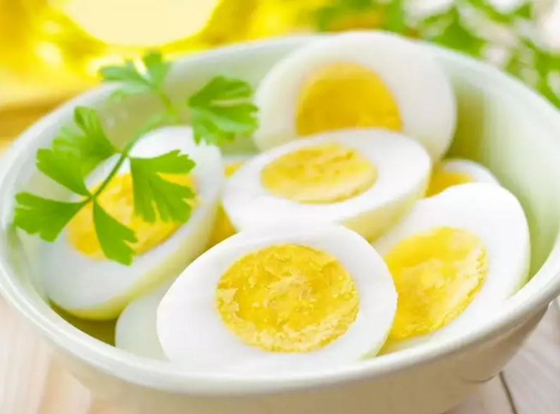 Trứng: Trứng cũng là một nguồn cung cấp protein dồi dào. Albumin có trong lòng trắng trứng chứa 100% protein. Để tăng chiều cao cần tới 2-4 quả trứng trong khẩu phần ăn của trẻ ngay từ khi còn nhỏ.