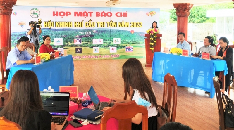 UBND huyện Tri Tôn thông tin về Lễ hội khinh khí cầu, kết hợp Lễ hội đua bò bảy núi chào mừng Quốc Khánh 2/9.