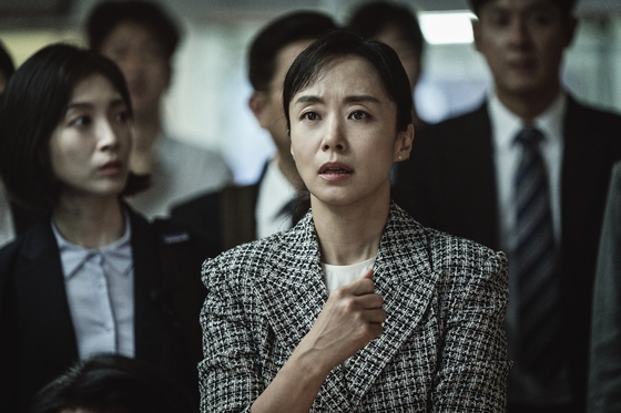 Jeon Do Yeon vào vai Bộ trưởng Kim Sook-hee.