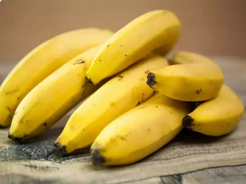 Trái chuối: Chuối là loại trái cây quan trọng nhất để con bạn tăng chiều cao. Món ăn này giàu các chất dinh dưỡng thiết yếu như kali, mangan, canxi, chất xơ hòa tan, Vitamin B6, C, A và prebiotics lành mạnh. Chuối là một trong những thực phẩm bạn không thể bỏ qua khi lựa chọn một chế độ dinh dưỡng cân bằng cho trẻ để tăng chiều cao.