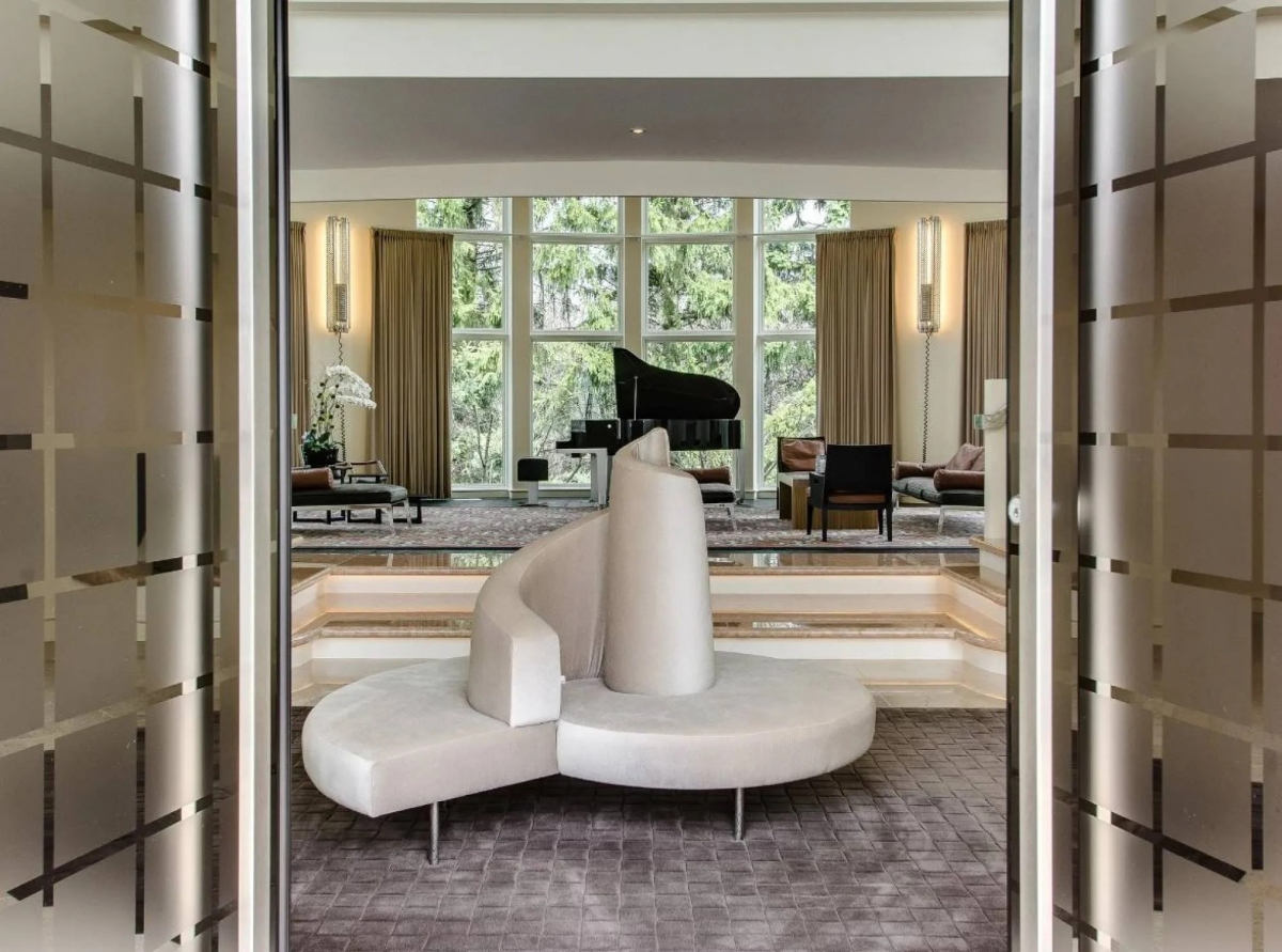 Người mua được chào đón bởi khung cảnh tuyệt đẹp khi bước vào dinh thự của Michael Jordan