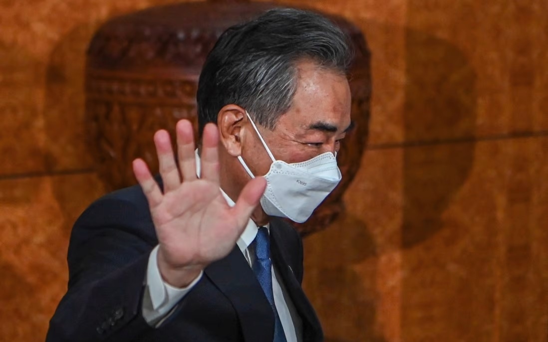 Ngoại trưởng Trung Quốc Vương Nghị 2 lần rời bỏ sự kiện ở Campuchia để phản đối việc Trung Quốc bị tố phản ứng thái quá trong vấn đề Đài Loan. Ảnh: AFP.