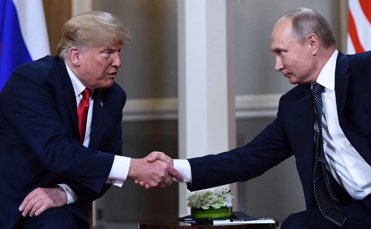 Tổng thống Nga Putin (bên phải) bắt tay Tổng thống Mỹ Trump hồi năm 2018. Ảnh: Getty.