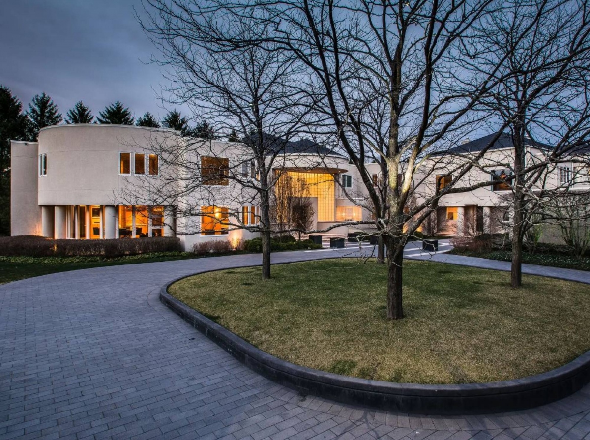 Khu vực lân cận xung quanh biệt thự của Michael Jordan được cho là khiêm tốn hơn nhiều so với nhà của anh.