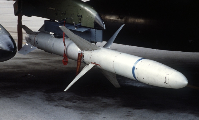 Mô hình tên lửa AGM-88 HARM treo dưới tiêm kích Mỹ. Ảnh: Wikipedia.