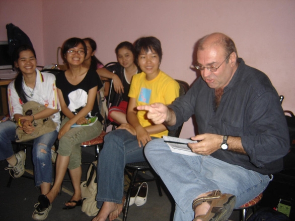 Ông André Van In (phải) trong một lần đứng lớp cho các nhà làm phim trẻ Việt Nam - Ảnh: Facebook đạo diễn Võ Thạch Thảo.