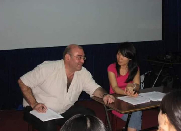 Nhiều học trò ở Việt Nam tưởng nhớ ông André Van In - Ảnh: Varan Vietnam