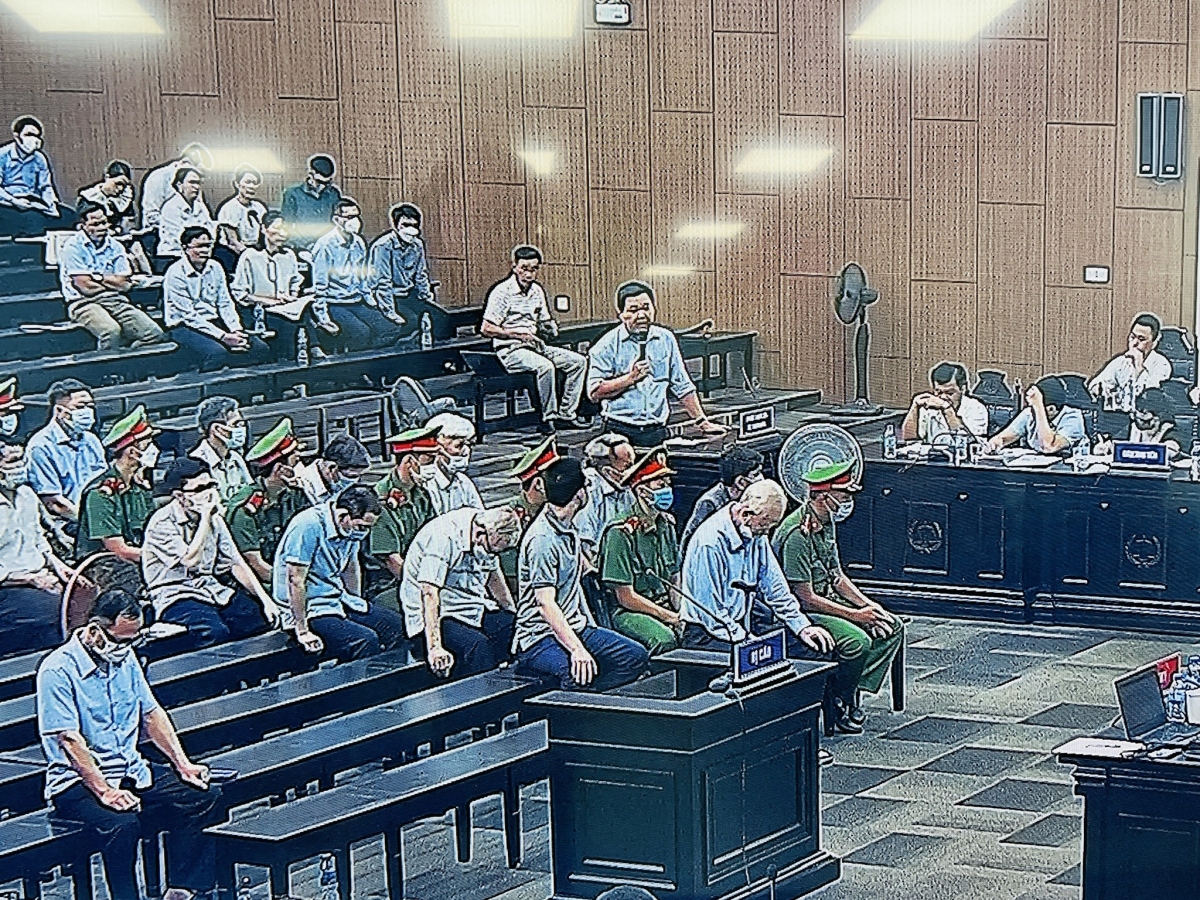 Đại diện Văn phòng Tỉnh ủy Bình Dương trả lời HĐXX tại phiên tòa sơ thẩm