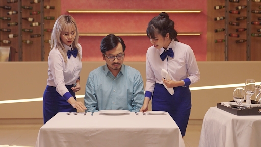 Khánh Vân và MisThy loay hoay không biết xếp dao thế nào cho đúng ý thầy…