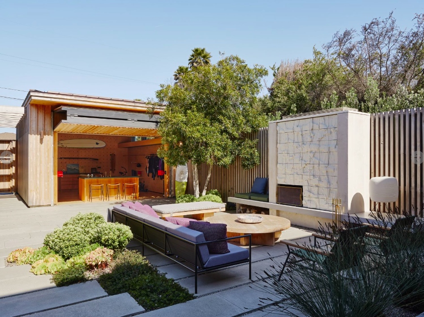  Khu vực quầy bar ở sân trong.