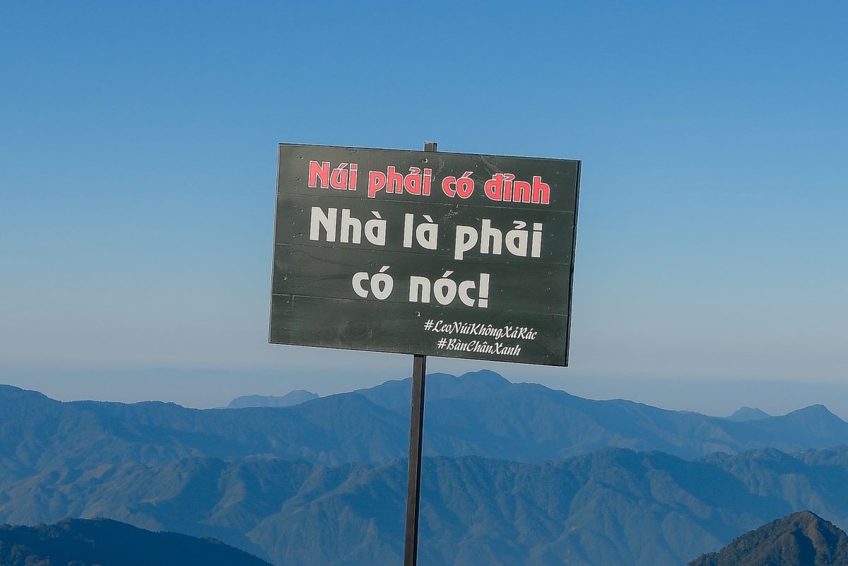 Những biến cắm trên đường thường là các câu nói vui, theo "trend", kèm hashtag có ý nghĩa