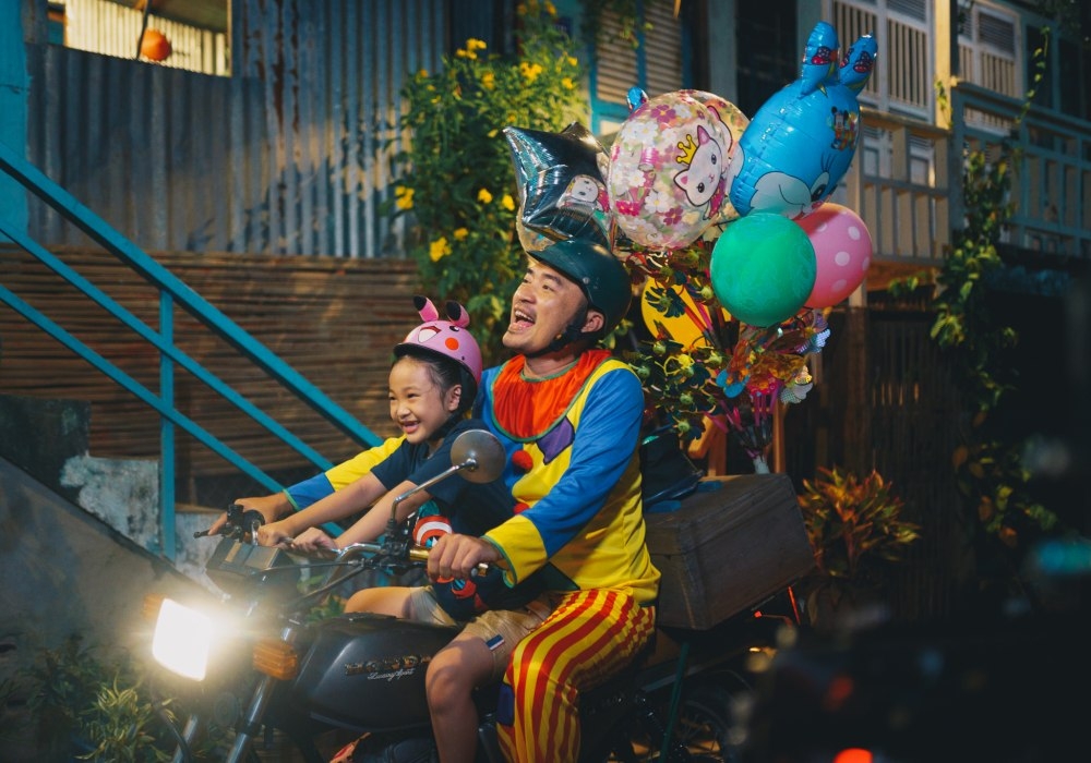 "Dân chơi không sợ con rơi" gây xúc động ở những cảnh hai cha con do Tiến Luật và Bảo Thi thể hiện. 