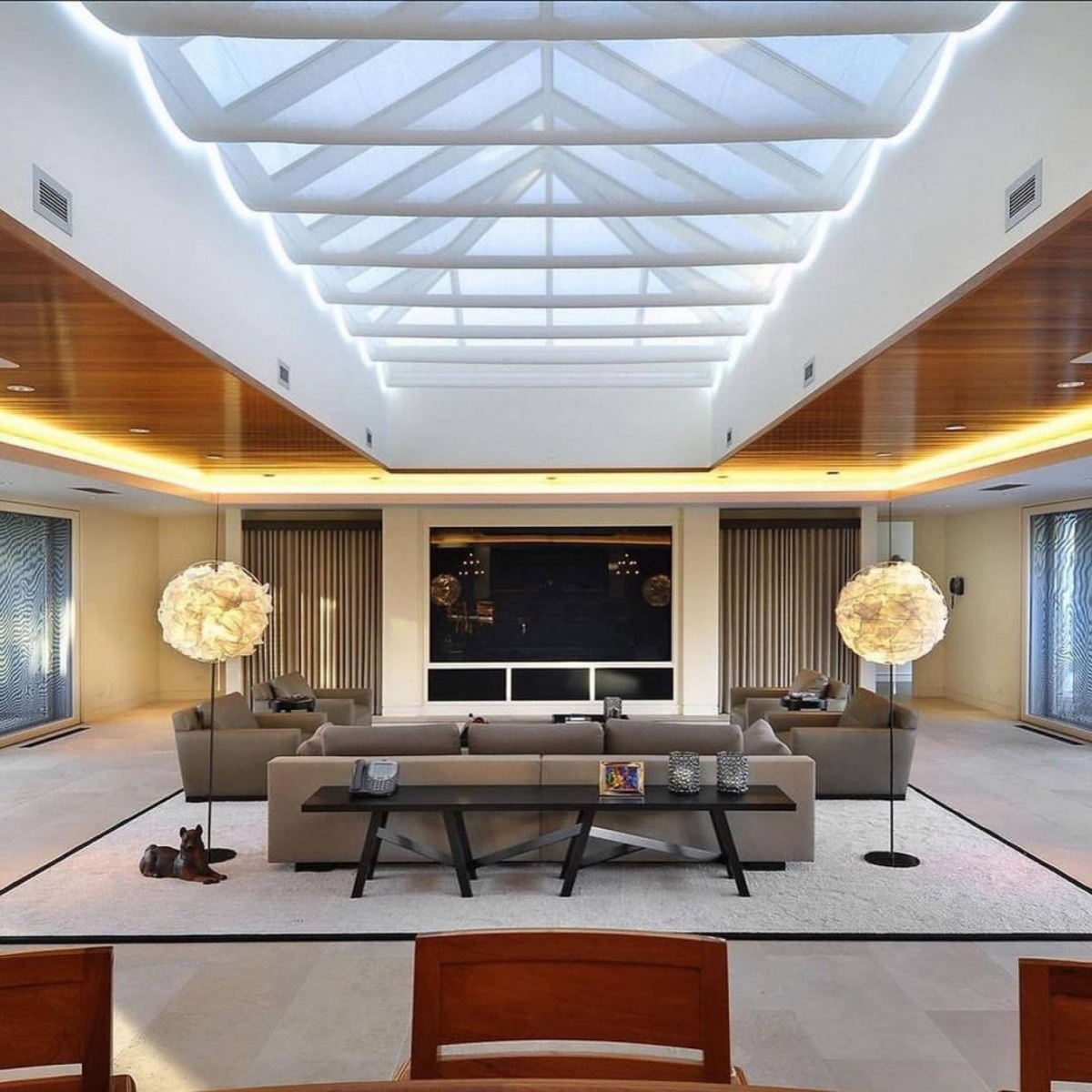 Toàn bộ dinh thự của Michael Jordan đã được trang trí với các tông màu trung tính như nâu, be và kem và đã được bảo dưỡng tốt.