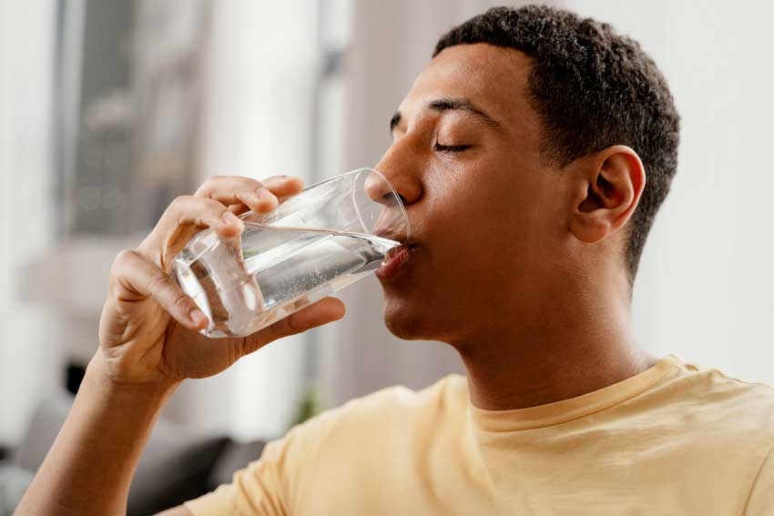 3. Uống nhiều nước: Duy trì mức độ hydrat hóa tối ưu có thể giúp làm loãng chất nhầy trong đường mũi của bạn, đẩy chất lỏng ra khỏi mũi và giảm áp lực trong xoang. Áp lực ít hơn đồng nghĩa với việc ít viêm và kích ứng hơn.
