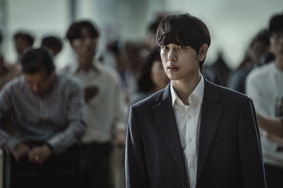 Im Si Wan vào vai kẻ khủng bố, reo rắc nỗi sợ trong bom tấn "Hạ cánh khẩn cấp"