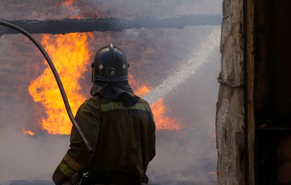Một nhân viên cứu hỏa đang nỗ lực dập tắt đám cháy tại Crimea ngày 16/8. Ảnh: TASS