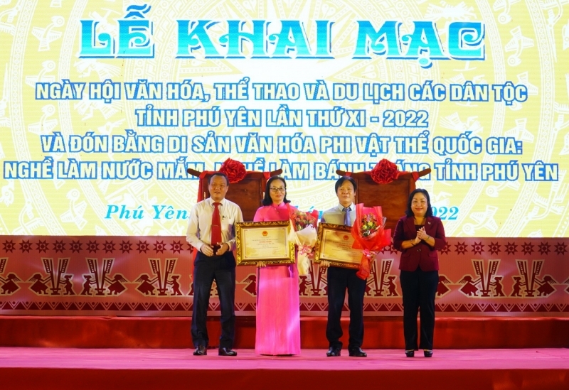Tỉnh Phú Yên đón nhận bằng Di sản Văn hóa phi vật thể quốc gia nghề làm nước mắm và nghề làm bánh tráng.