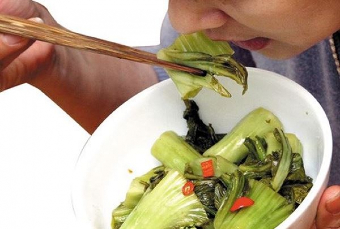 Không nên ăn dưa cà muối khi còn xanh.