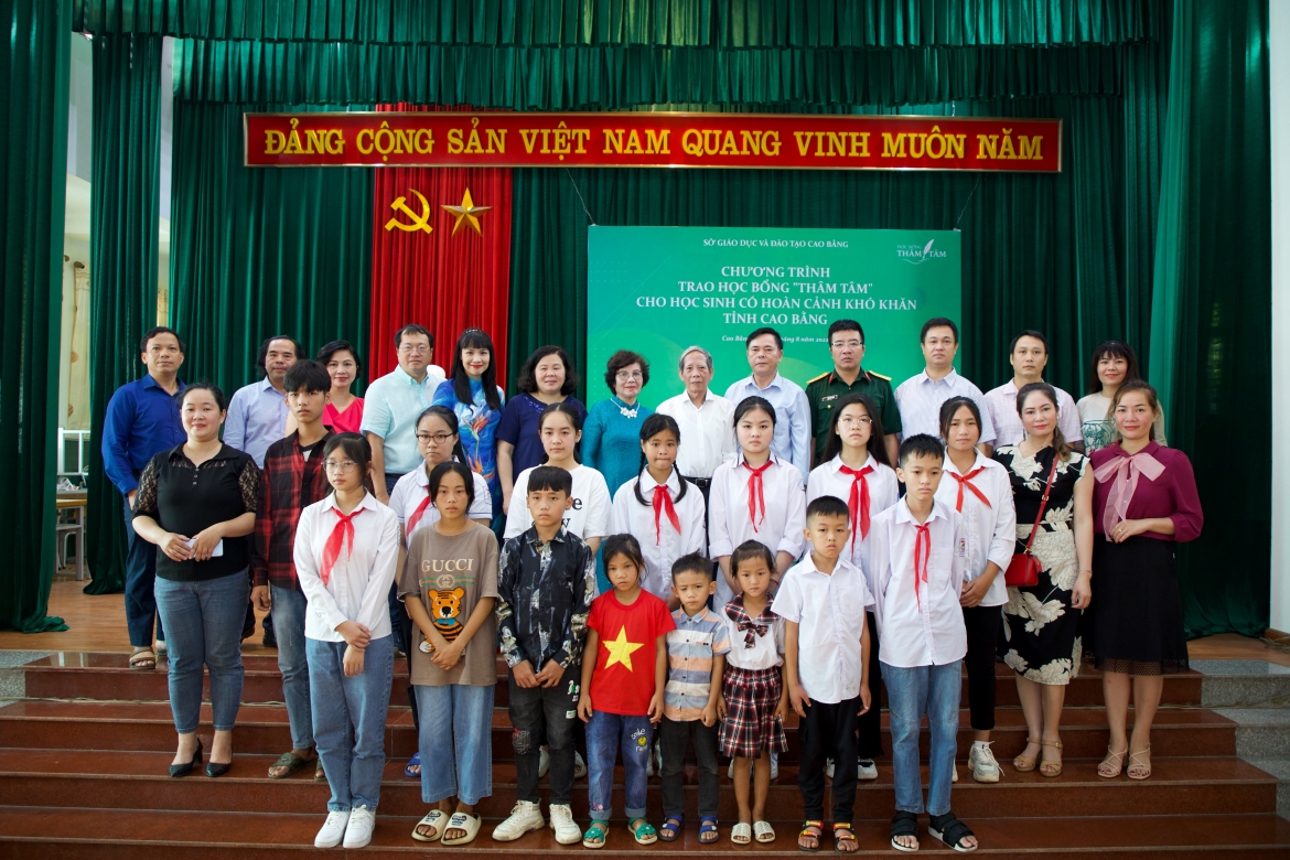 Đại diện gia đình nhà thơ Thâm Tâm cùng Sở Giáo dục và Đào tạo tỉnh Cao Bằng trao học bổng cho các em học sinh