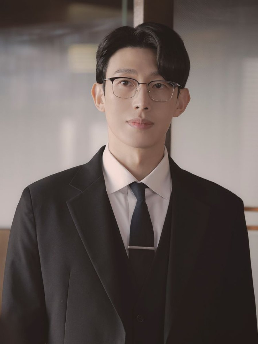 Kang Ki Young vào vai luật sư Jung Myung Seok trong phim.