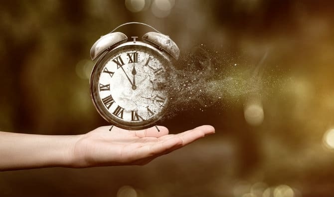 2. Rút ngắn tuổi thọ: Năm 2012, các nhà nghiên cứu Harvard đã công bố một nghiên cứu trên Archives of Internal Medicine. Trong nghiên cứu này, các nhà nghiên cứu phát hiện ra rằng những người ăn nhiều thịt đỏ có tỷ lệ tử vong và bệnh tim mạch cao hơn. Harvard kết luận sau 28 năm nghiên cứu rằng mỗi khẩu phần thịt đỏ được tiêu thụ hàng ngày có thể làm tăng 13% nguy cơ tử vong. Không chỉ vậy, ăn thịt đỏ đã qua chế biến đã tăng con số này lên 20%.