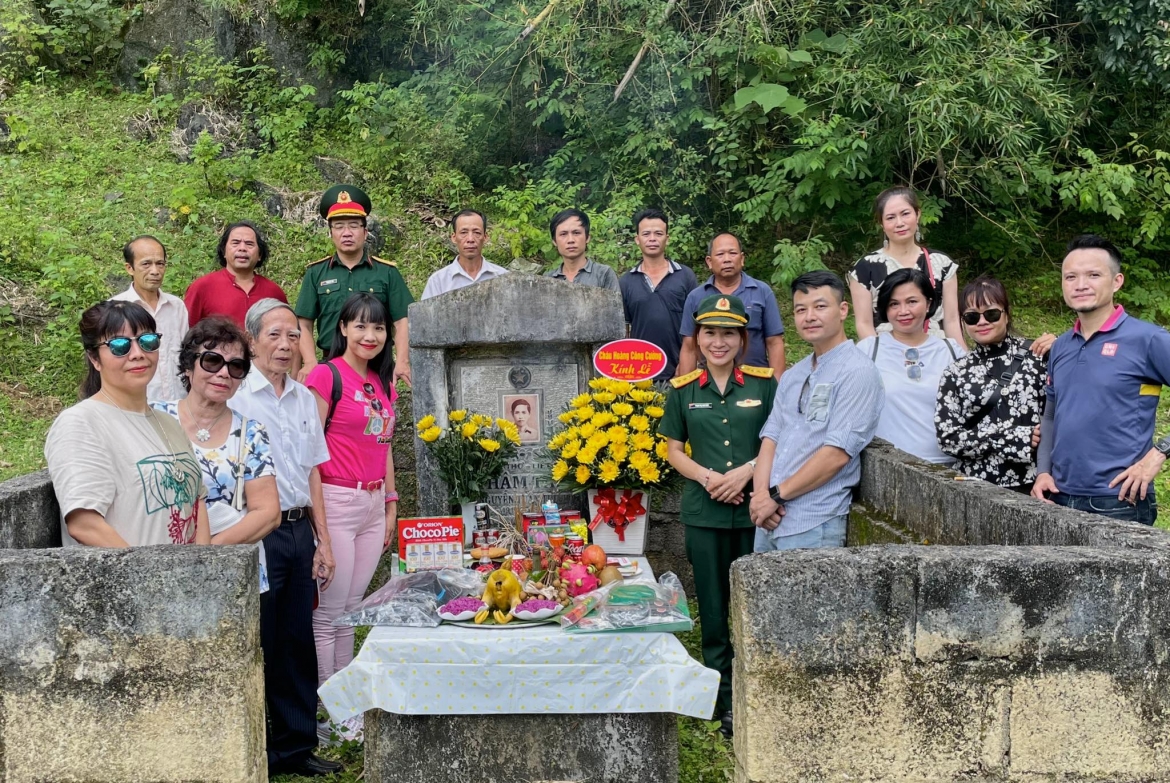 Viếng mộ nhà thơ Thâm Tâm tại Cao Bằng