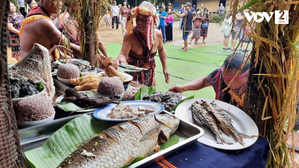 Các già làng đang trịnh trọng bày mâm cúng.