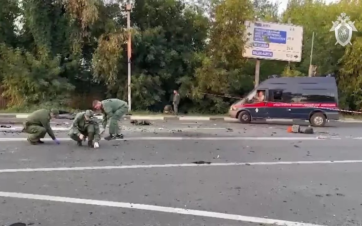 Khám nghiệm hiện trường vụ xe ô tô con gái triết gia Dugin của Nga phát nổ. Ảnh: Ủy ban Điều tra Nga.