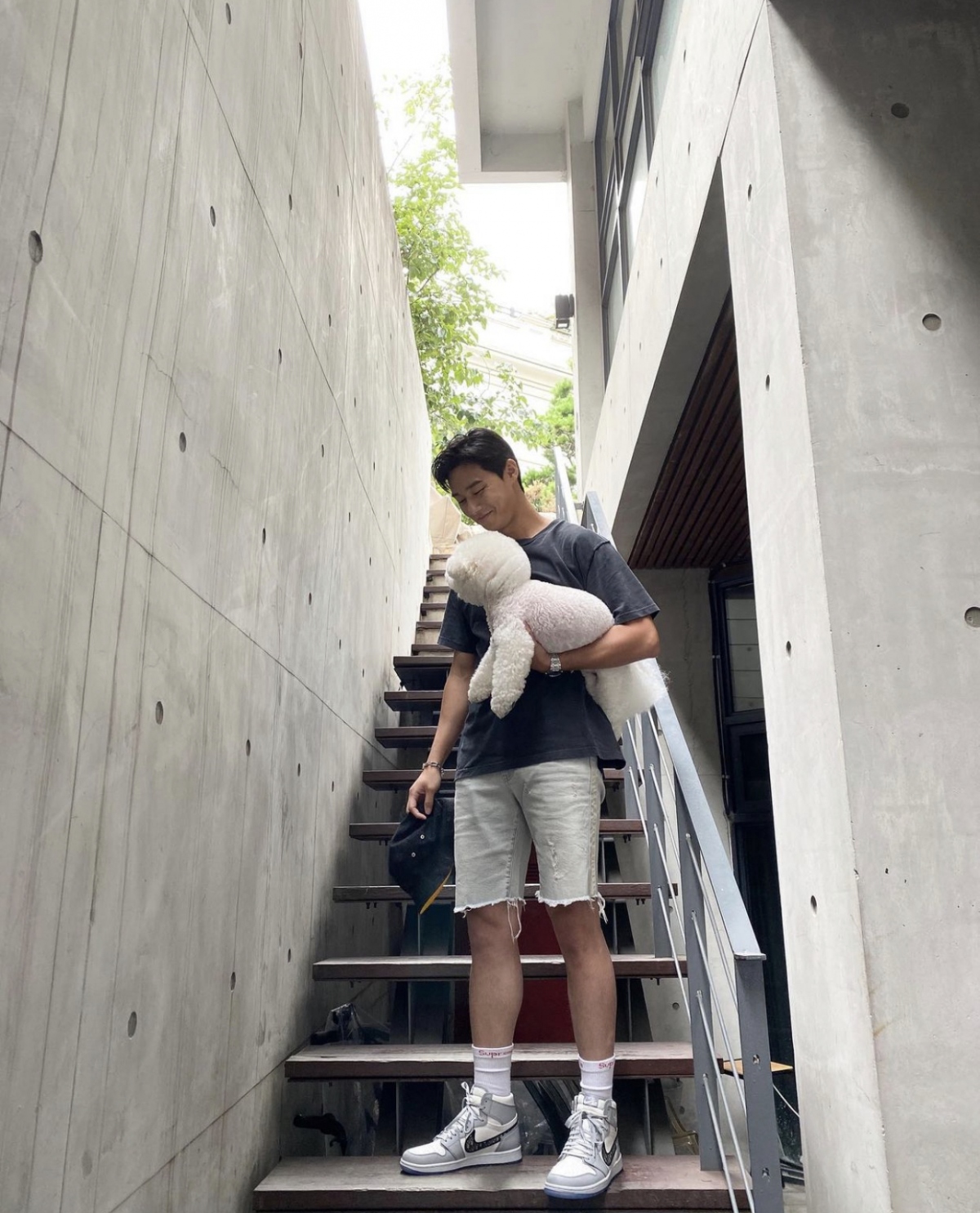 Park Seo-Joon tạo dáng ở khu vực cầu thang của ngôi nhà.