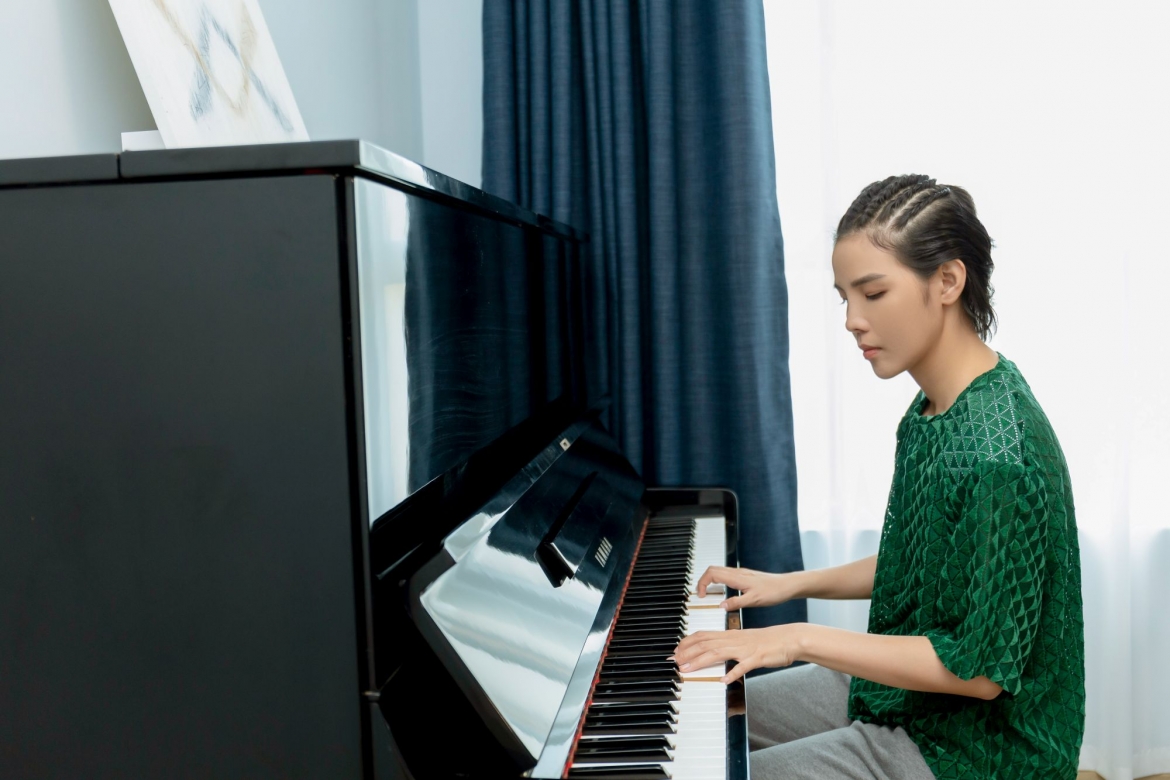 Khép lại chuỗi series video tự quay "90 ngày trước tuổi 30", Vũ Cát Tường đã hé lộ demo ca khúc mới. 