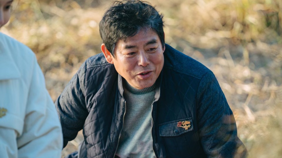 “Ông bố quốc dân” Sung Dong Il góp mặt trong phim với vai diễn đội trưởng đội tình nguyện Genie.​​​​​​