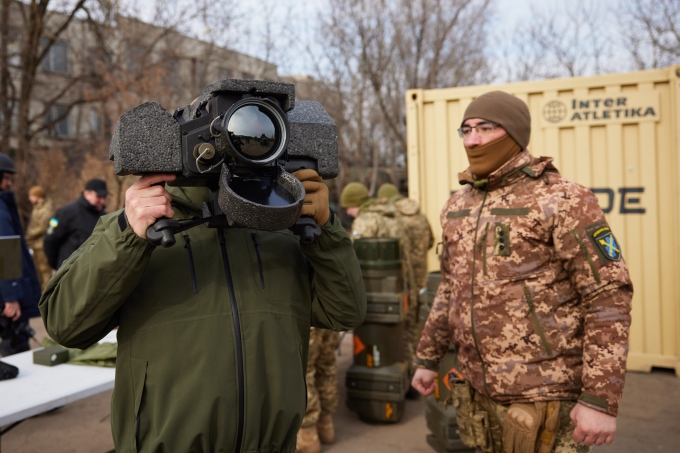 Tổng thống Zelensky kiểm tra bộ CLU của tên lửa Javelin hồi tháng 2. Ảnh: Reuters.