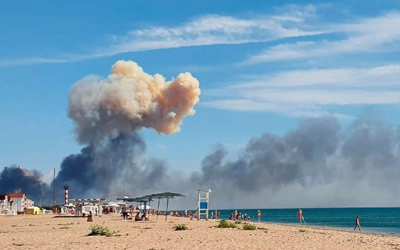 Khói từ loạt vụ nổ ở căn cứ Saki nằm gần bờ biển Crimea. Ảnh: The Hill.