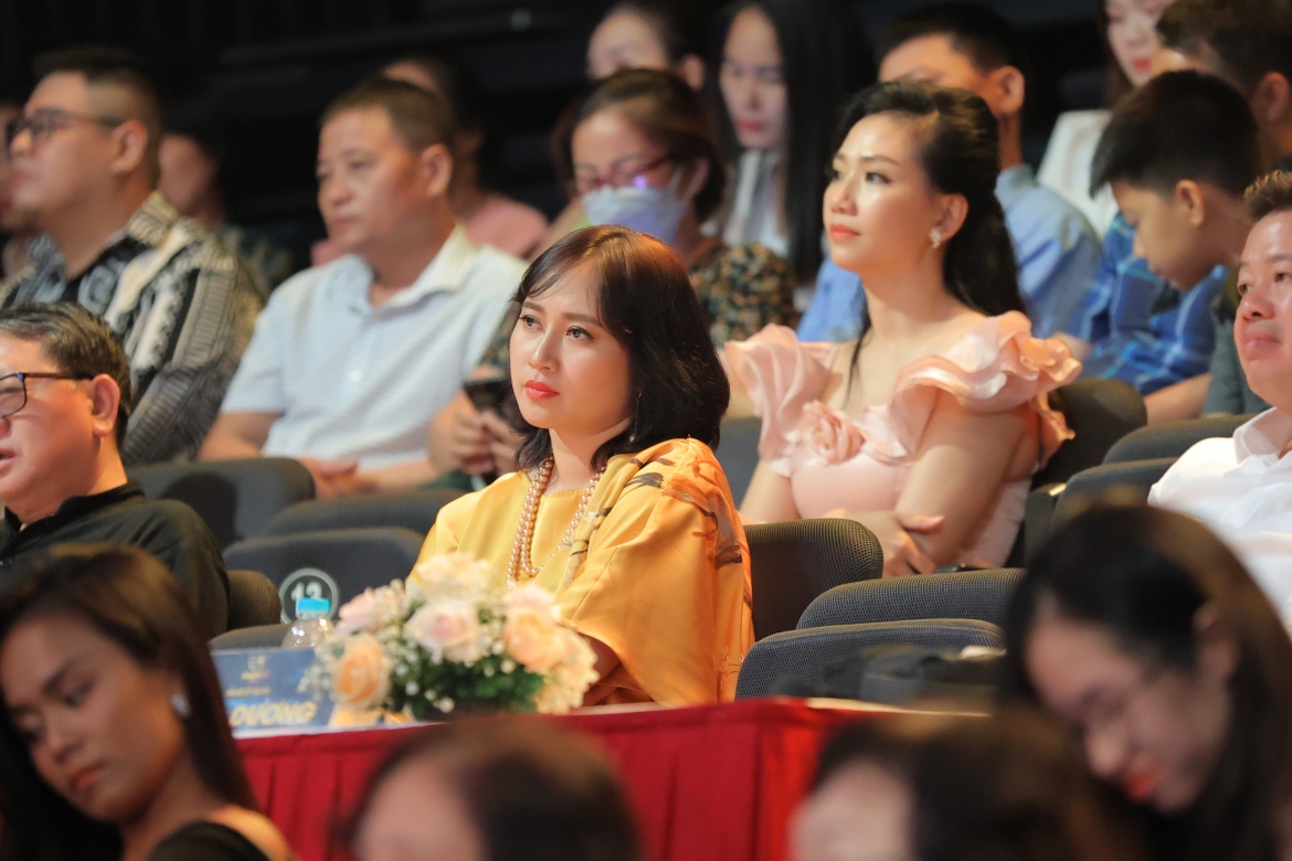 Ca sĩ Khánh Linh.