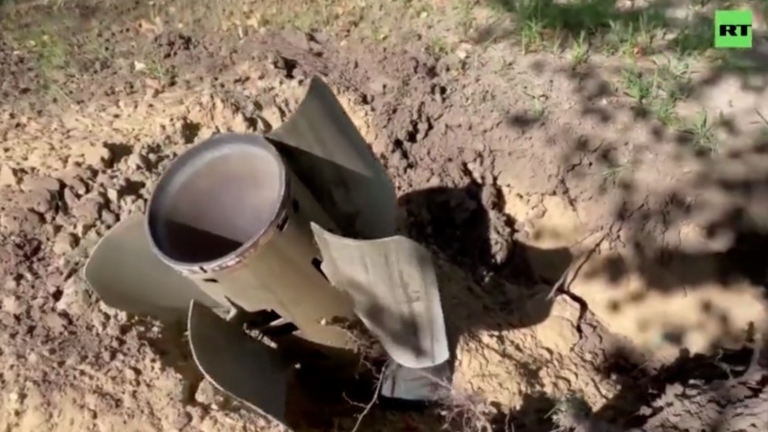 Mảnh tên lửa bắn tới nhà máy điện hạt nhân Zaporozhye. Ảnh: RT.