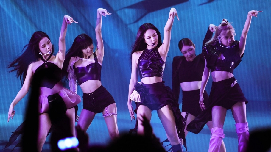 BLACKPINK trên sân khấu lễ trao giải MTV VMAs 2022.
