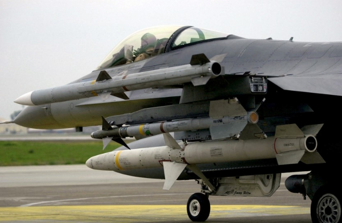 F-16 mang các tên lửa AIM-120 AMRAAM (trên), AIM-9 Sidewinder (giữa) và AGM-88 HARM. Ảnh: Wikipedia