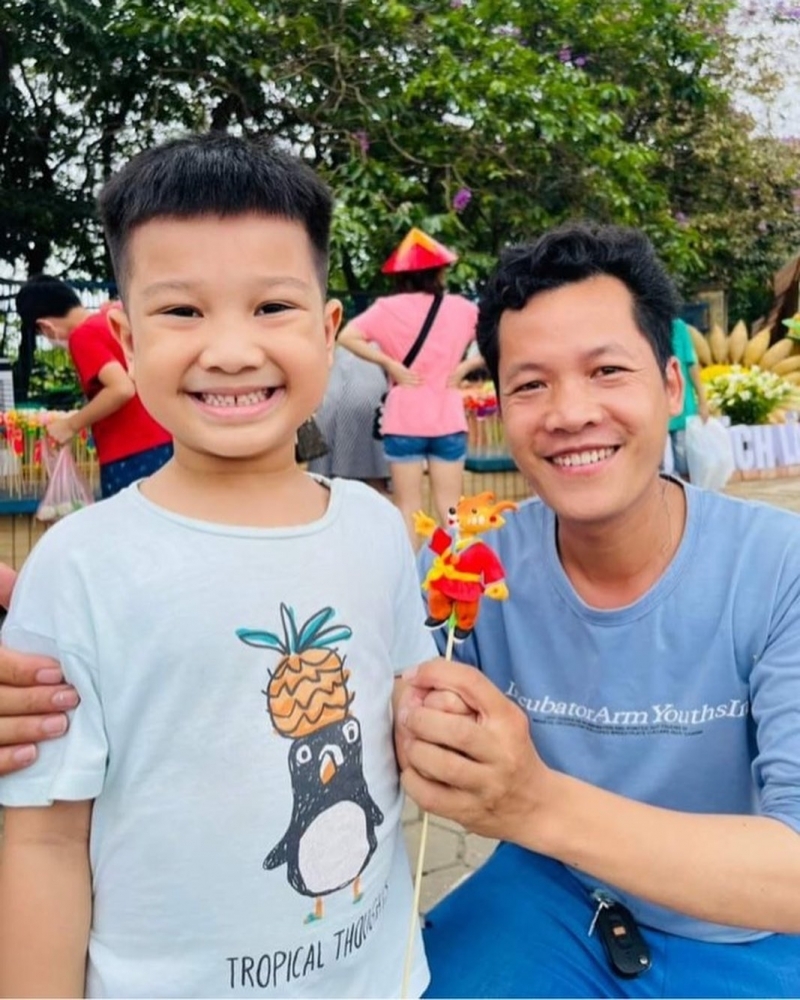 Nghệ nhân Đặng Văn Hậu cùng bạn nhỏ yêu thích tò he.